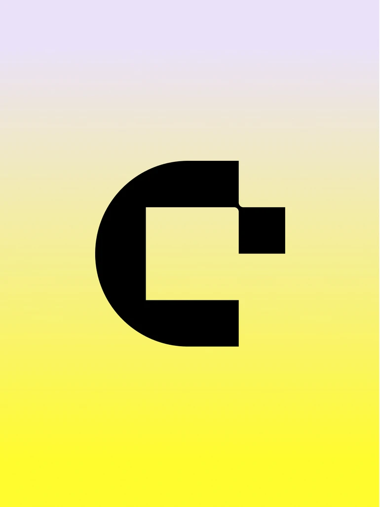 Key Facts Schwarzes stilisiertes C-Symbol auf gelb-violettem Farbverlauf.