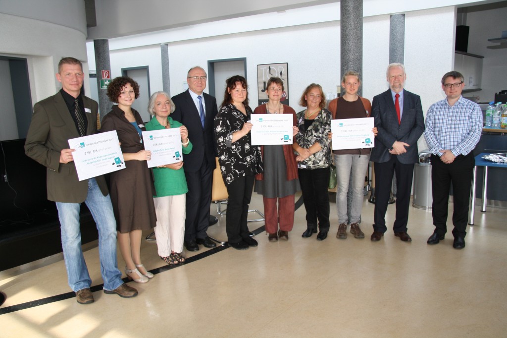 131022-CONET-Spendenuebergabe-alle-mit-Schecks-30x20-300dpi