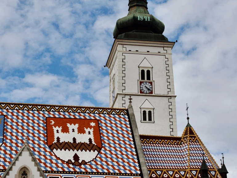 Zagreb – Markuskirche Markuskirche mit ihrem farbenfrohen, gemusterten Ziegeldach und dem markanten Uhrturm.