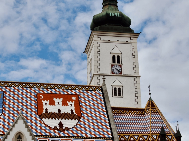 Zagreb – Markuskirche Markuskirche mit ihrem farbenfrohen, gemusterten Ziegeldach und dem markanten Uhrturm.