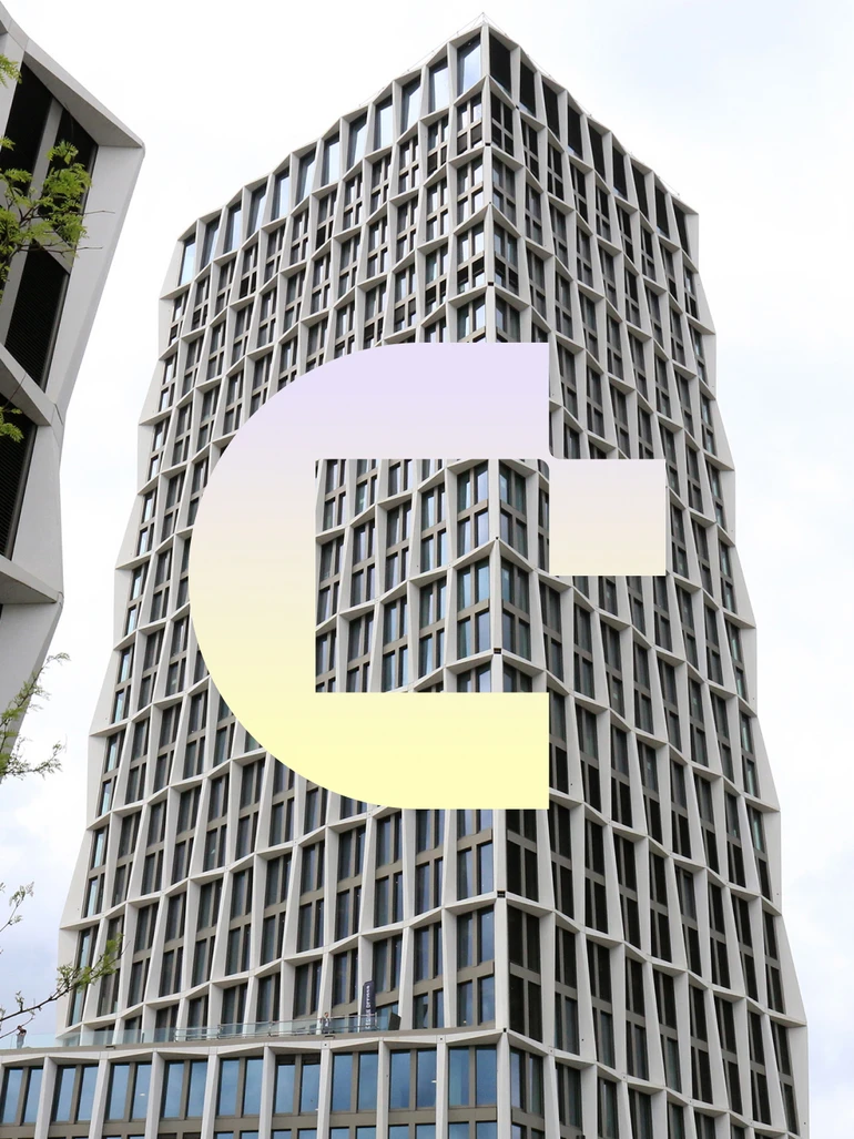 conet Standort Bonn Modernes Hochhaus mit Glasfassade, im Vordergrund das conet-Logo