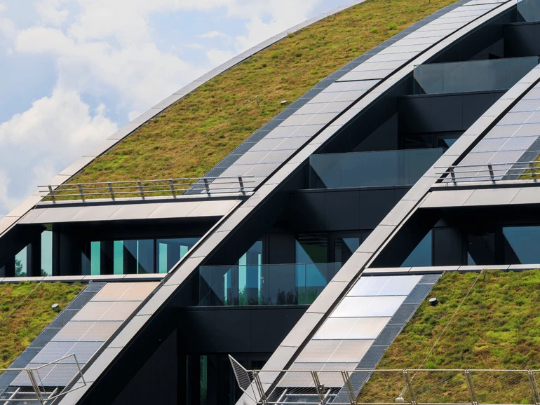 Augsburg – Nachhaltige Architektur am Innovationspark Modernes Gebäude in Augsburg mit begrüntem Dach und Photovoltaikflächen.