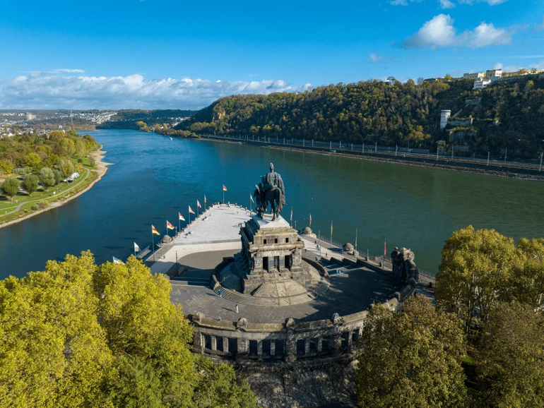 Koblenz – Deutsches Eck mit Kaiser-Wilhelm-Denkmal Luftaufnahme des Deutschen Ecks in Koblenz, wo Rhein und Mosel zusammenfließen, mit dem Reiterdenkmal.