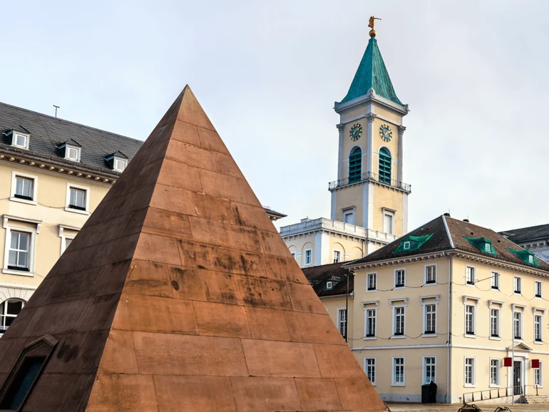 Karlsruhe – Pyramide auf dem Marktplatz Sandsteinerne Pyramide auf dem Karlsruher Marktplatz vor der Stadtkirche und umliegenden Gebäuden.