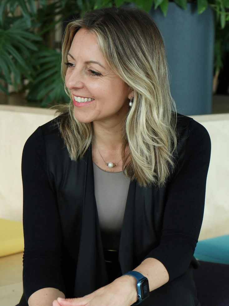 Portrait im Büro - Karriere individuell gestalten Portrait einer lächelnden conet Mitarbeiterin in entspannter Büroumgebung