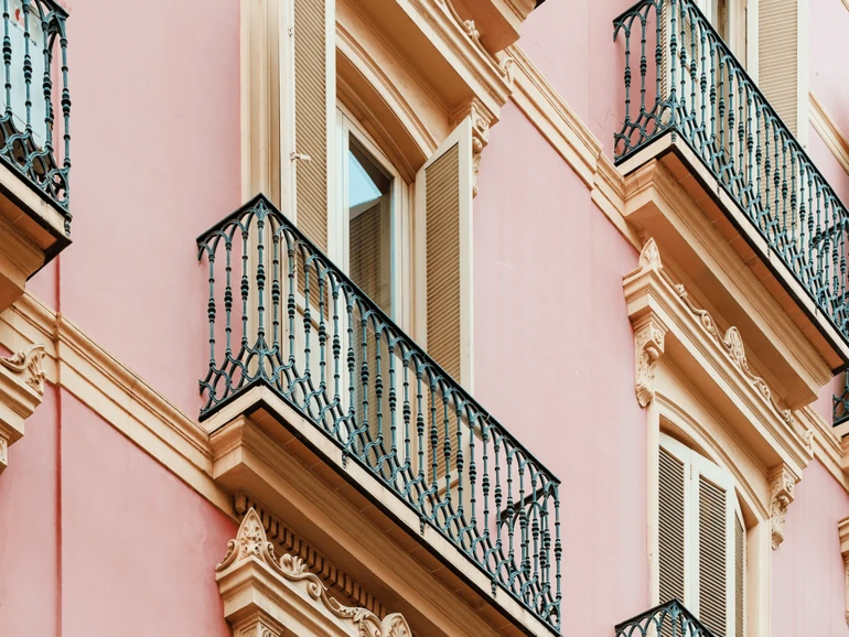 Valencia – Historische Balkone Fassade eines historischen Gebäudes in warmen Farben mit verzierten Eisenbalkonen.