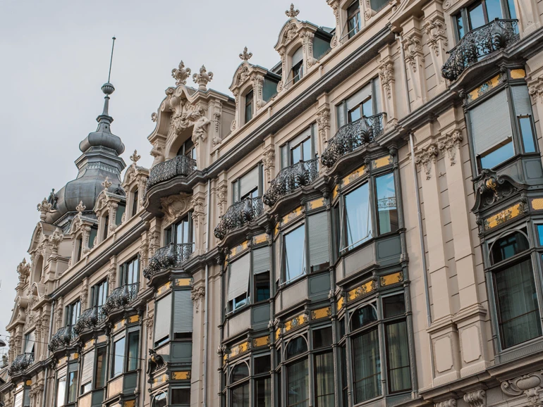 Zürich – Historische Altbaufassaden Elegante Altbaufassaden mit kunstvollen Balkonen und detaillierten Verzierungen.