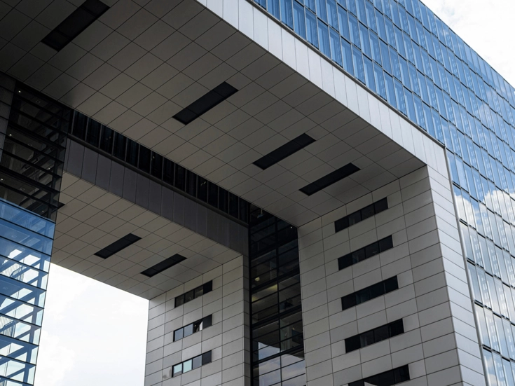 Köln – Kranhaus Architektur Nahaufnahme eines modernen Kranhaus-Gebäudes mit kantigen Formen und großflächigen Glasfassaden.