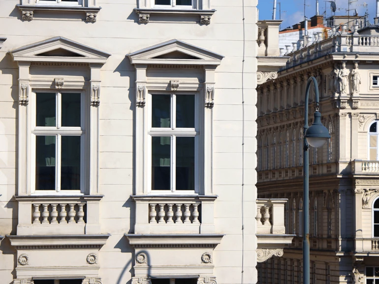 Wien – Klassizistische Architektur Detailaufnahme klassizistischer Gebäudefassaden mit Säulen, Gesimsen und dekorativen Elementen.