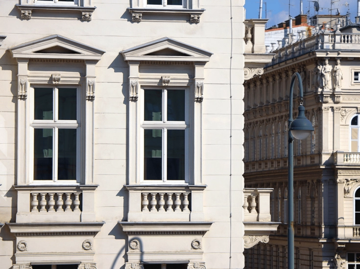 Wien – Klassizistische Architektur Detailaufnahme klassizistischer Gebäudefassaden mit Säulen, Gesimsen und dekorativen Elementen.