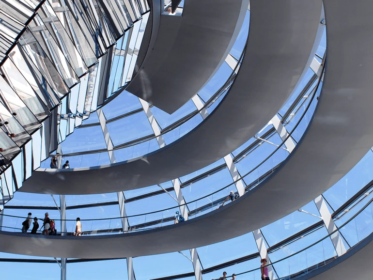 Berlin – Reichstagskuppel Innenansicht Innenansicht der gläsernen Spiralkonstruktion der Reichstagskuppel in Berlin mit Besuchern auf den Rundwegen.