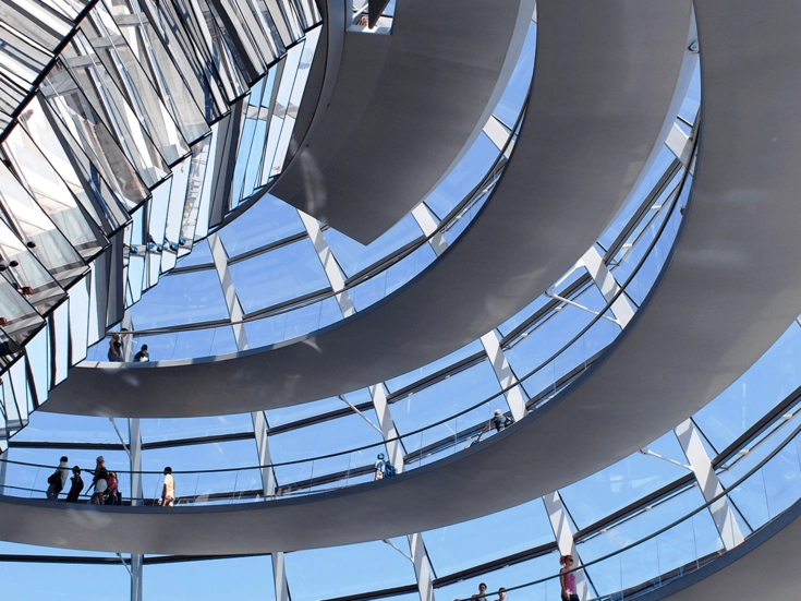 Berlin – Reichstagskuppel Innenansicht Innenansicht der gläsernen Spiralkonstruktion der Reichstagskuppel in Berlin mit Besuchern auf den Rundwegen.